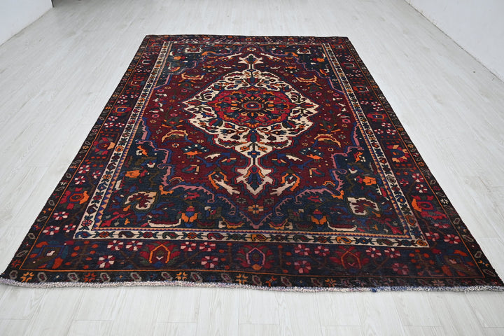 red Large rug 6' 8" x 9' 8"