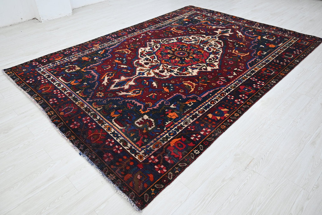 red Large rug 6' 8" x 9' 8"