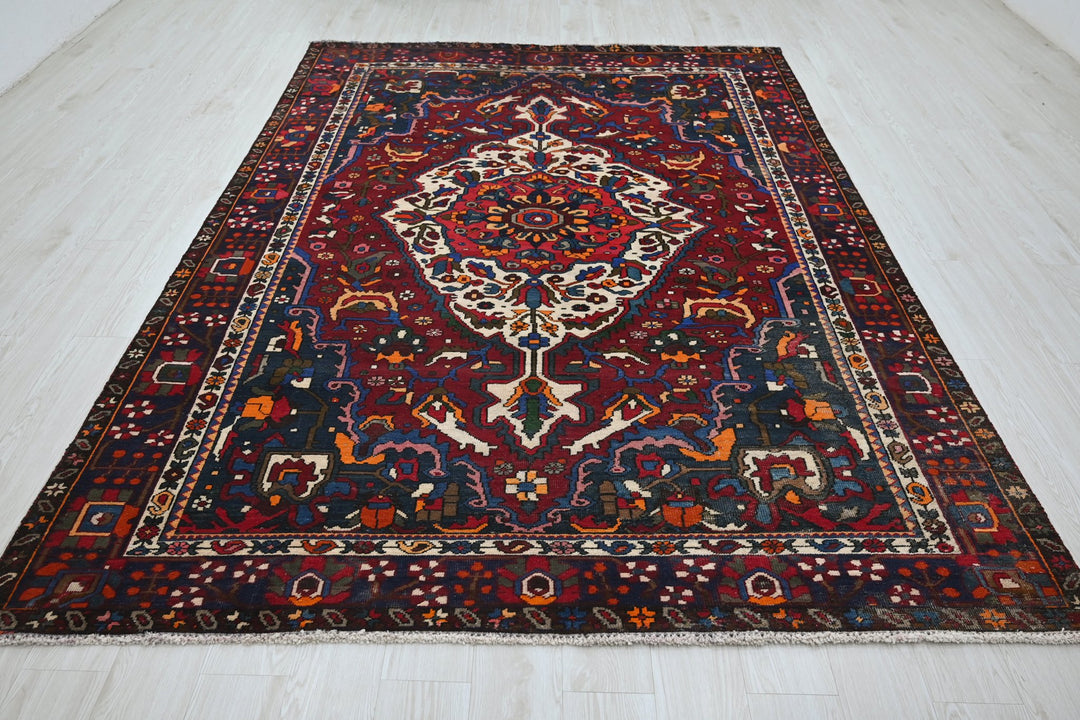 red Large rug 6' 8" x 9' 8"