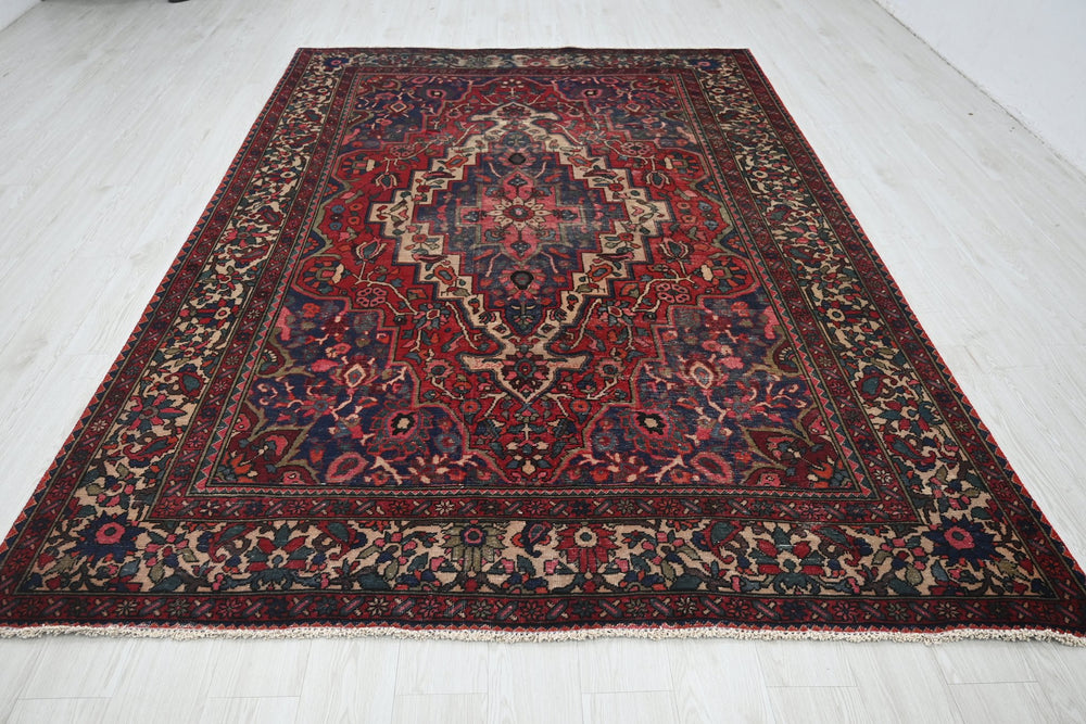red Large rug 6' 9" x 9' 11"