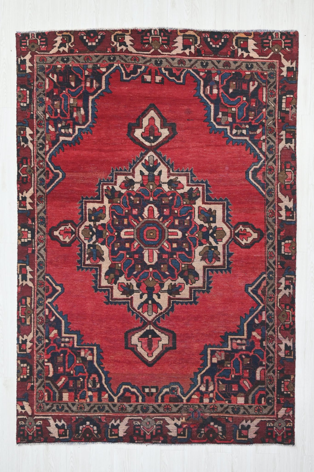 red Medium rug 5' 10" x 9' 1"