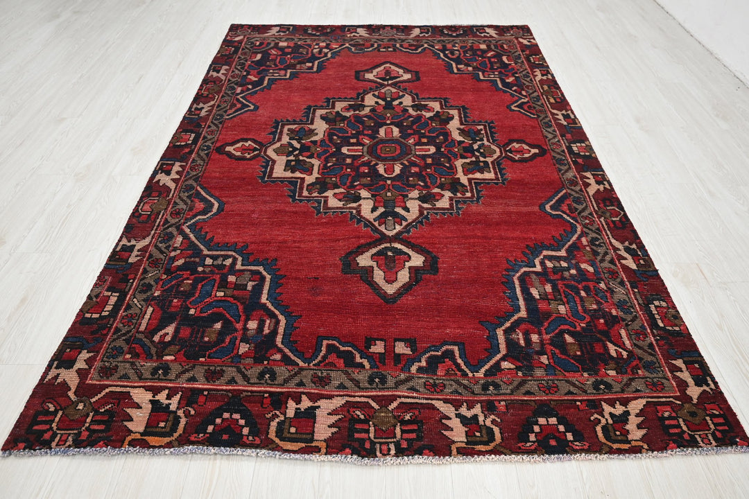 red Medium rug 5' 10" x 9' 1"