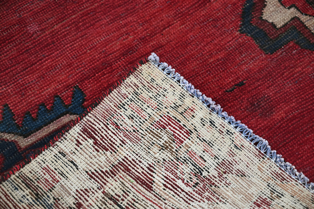 red Medium rug 5' 10" x 9' 1"