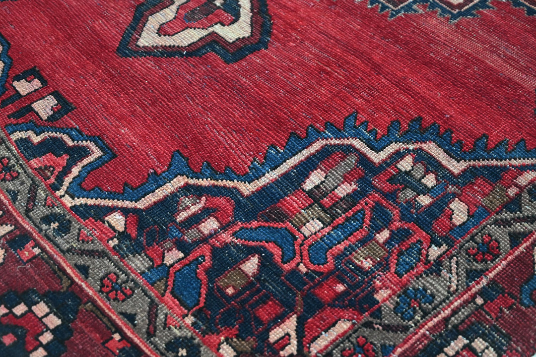 red Medium rug 5' 10" x 9' 1"