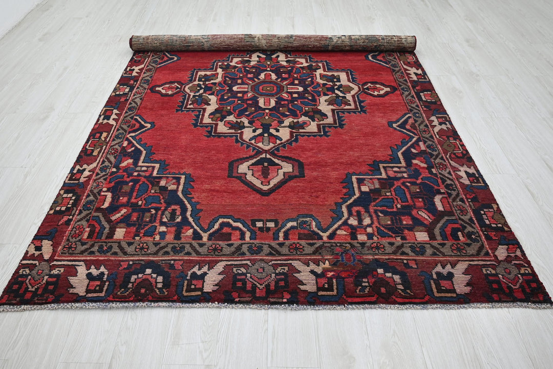red Medium rug 5' 10" x 9' 1"