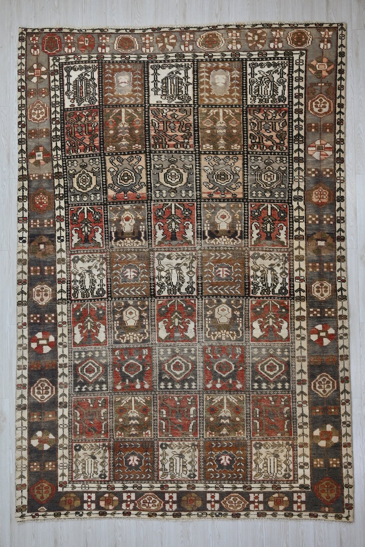 gray Large rug 6' 7" x 10' 0"