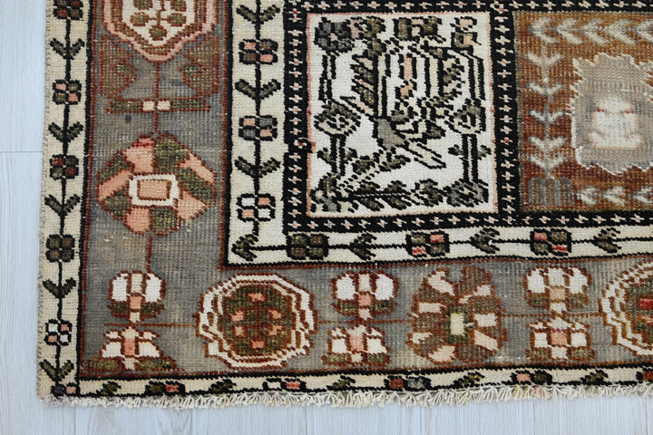 gray Large rug 6' 7" x 10' 0"