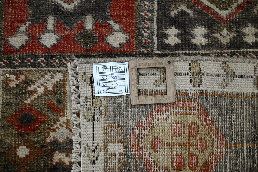 gray Large rug 6' 7" x 10' 0"