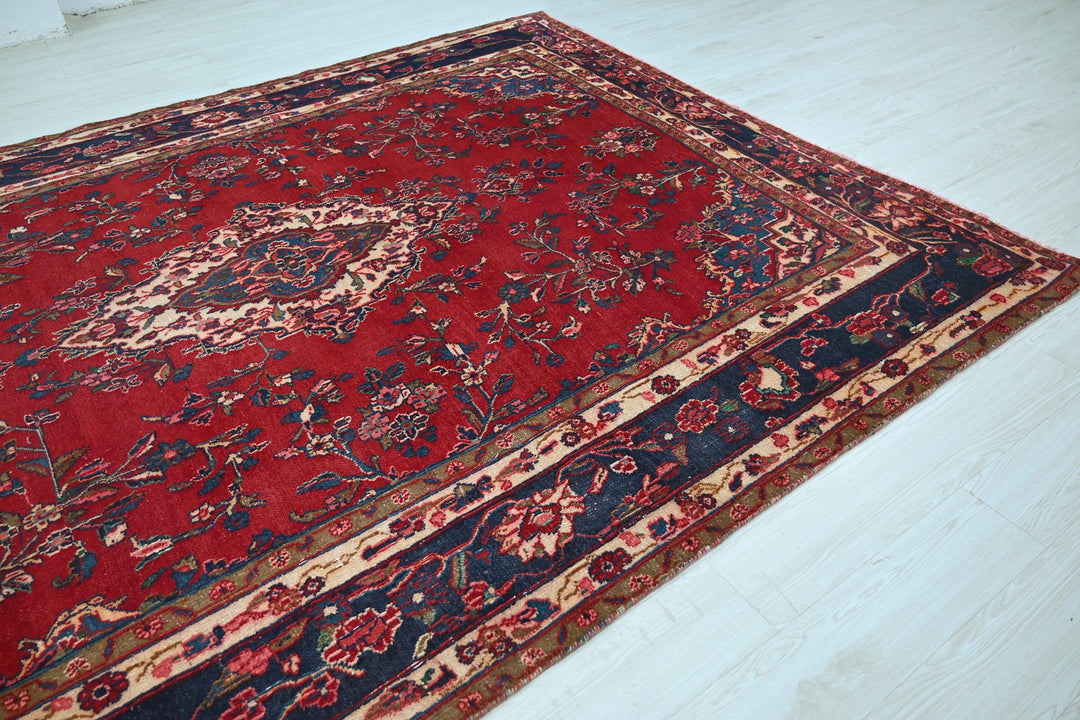 red Large rug 7' 5" x 10' 1"
