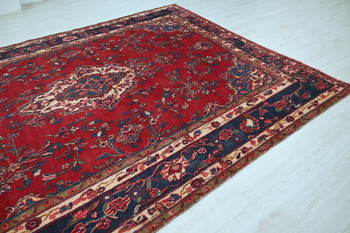 red Large rug 7' 5" x 10' 1"