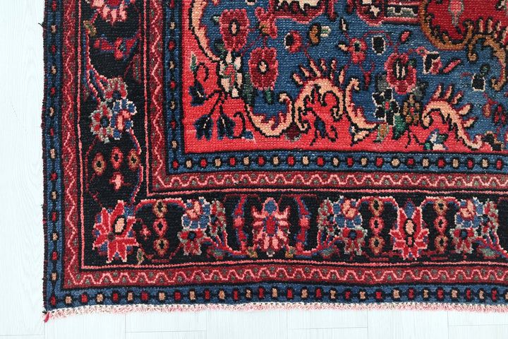 Large rug 6' 8" x 9' 10"