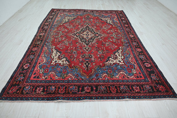 Large rug 6' 8" x 9' 10"