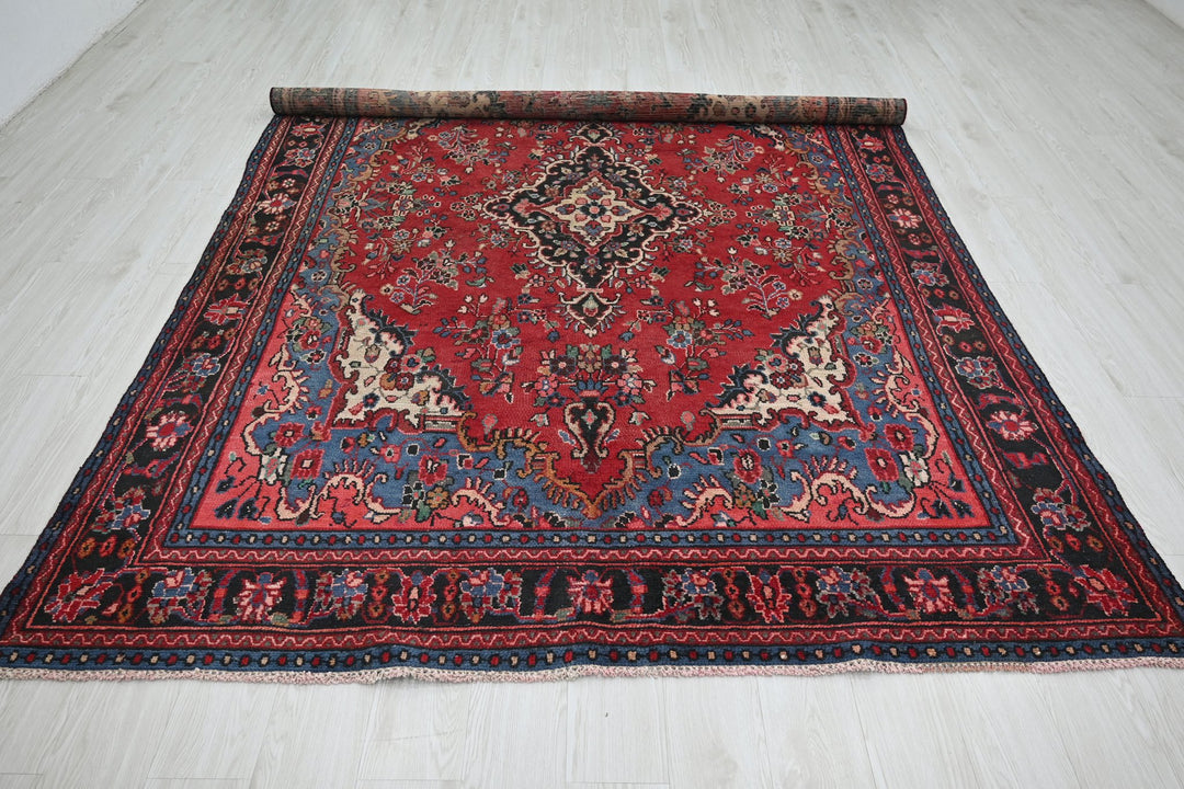 Large rug 6' 8" x 9' 10"