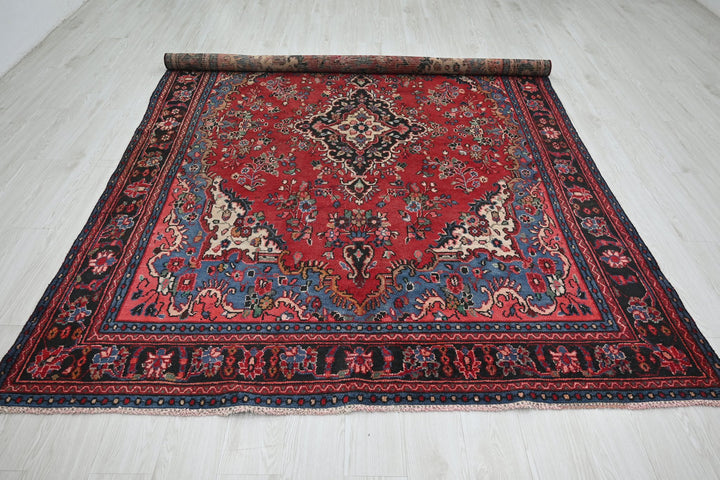 Large rug 6' 8" x 9' 10"