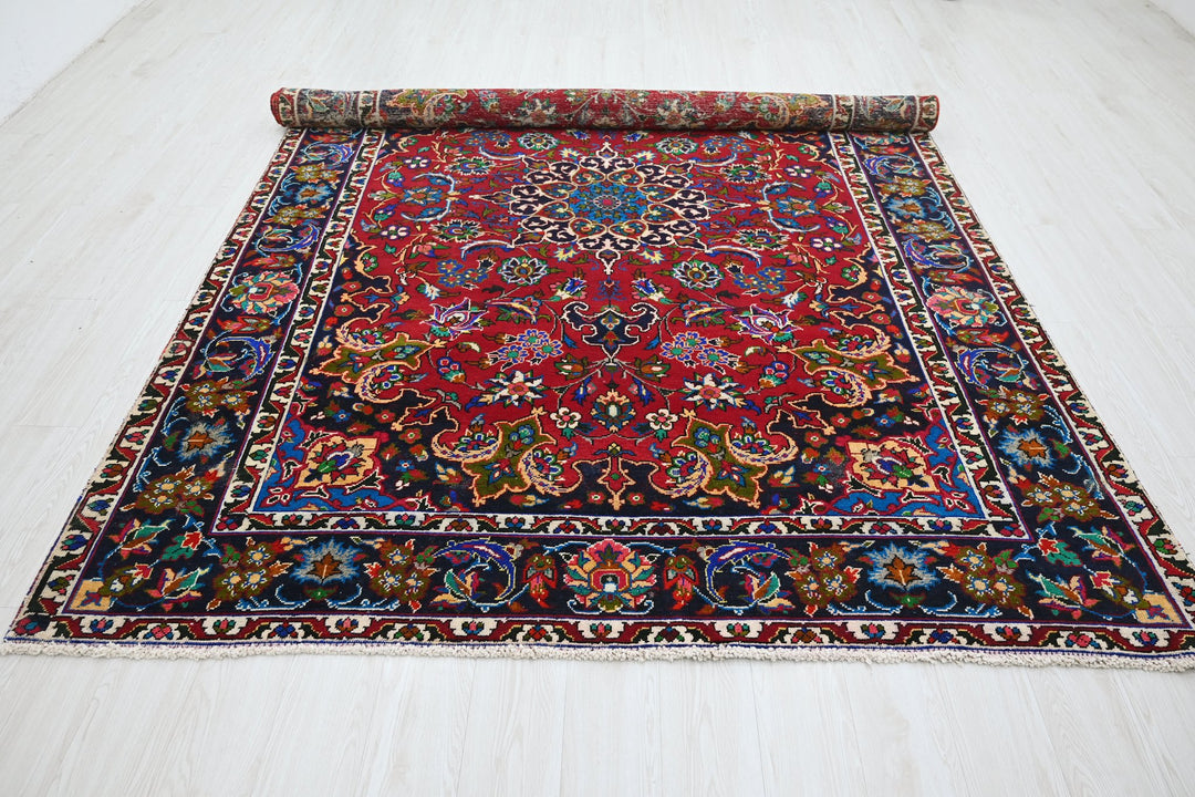 Large rug 6' 11" x 9' 6"