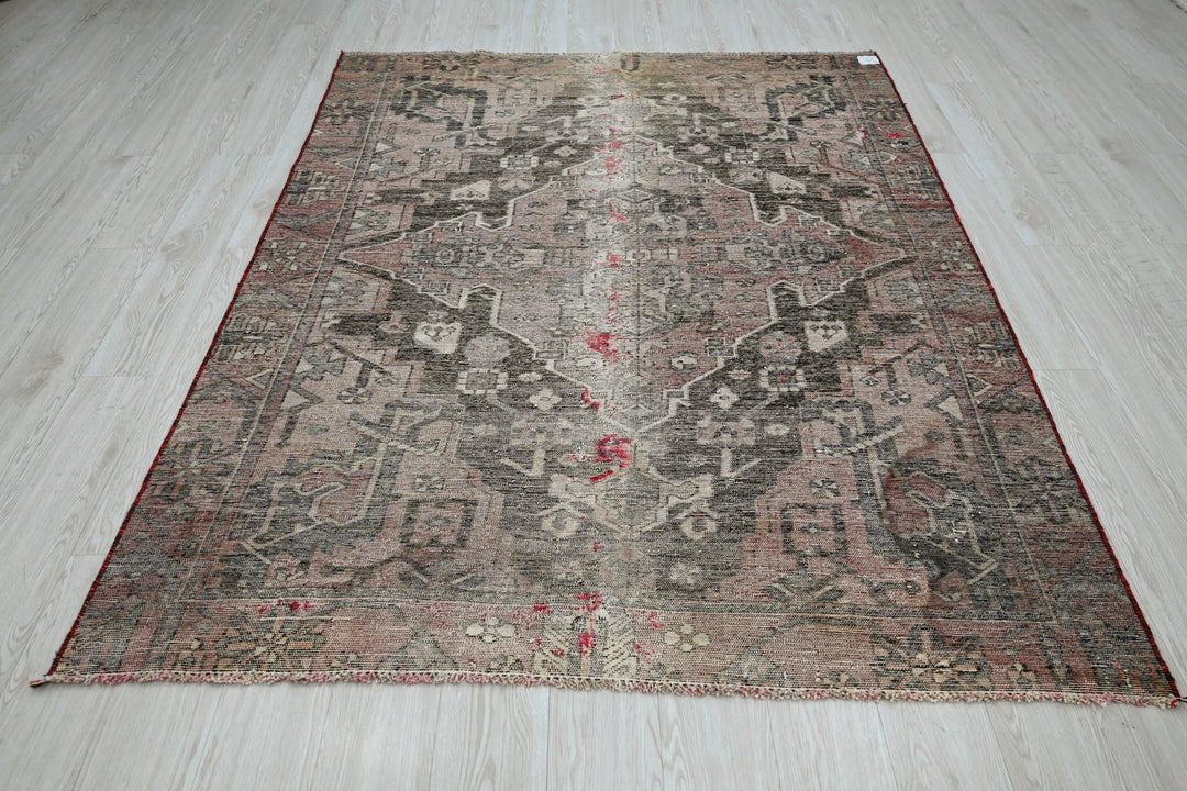 Medium rug 5' 4" x 7' 5"