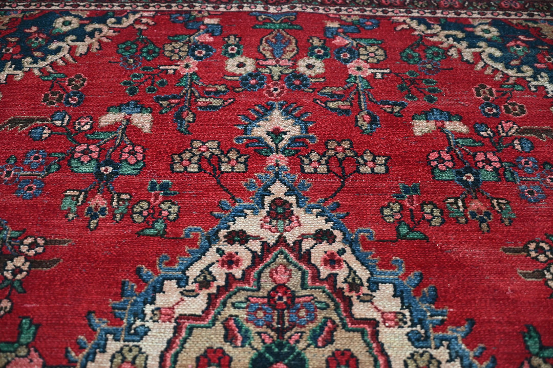 Large rug 6' 9" x 10' 3"