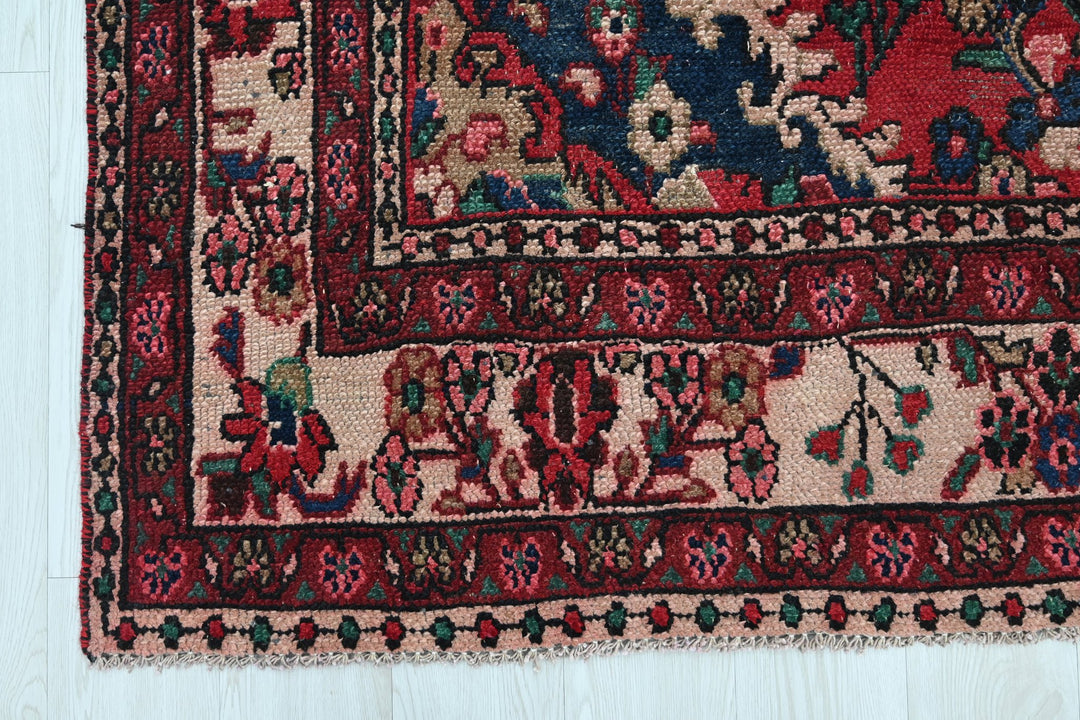Large rug 6' 9" x 10' 3"