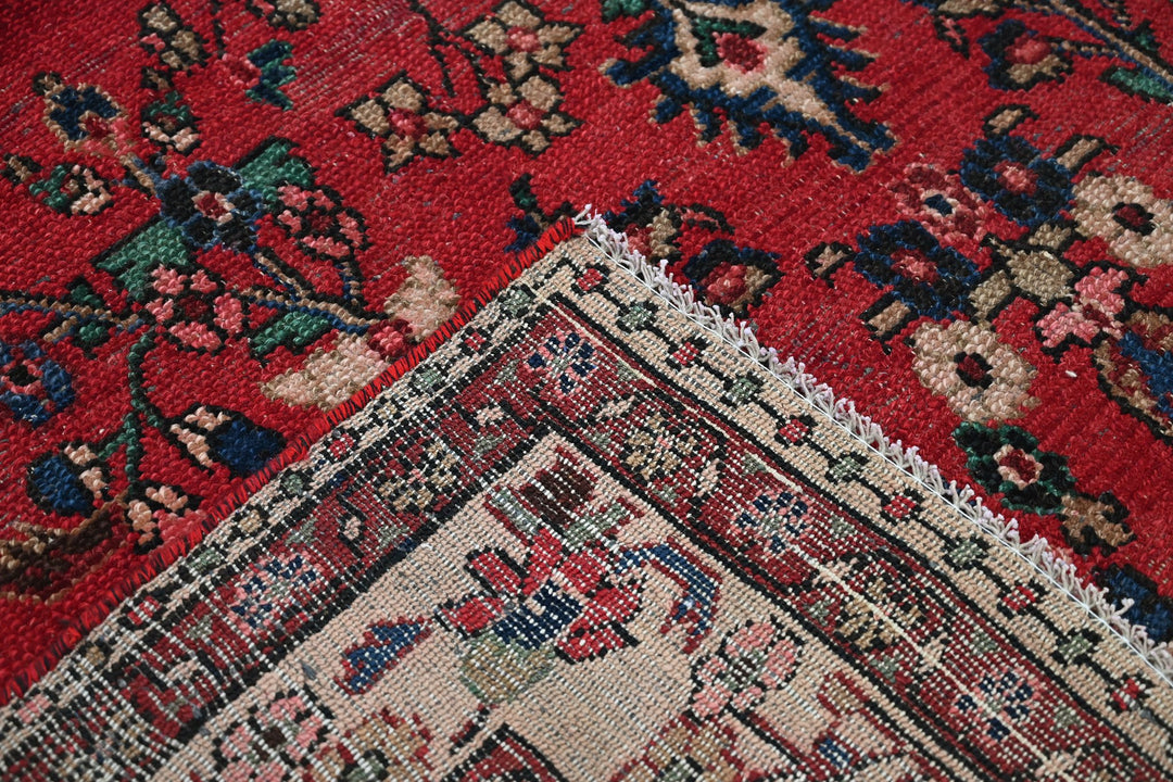 Large rug 6' 9" x 10' 3"