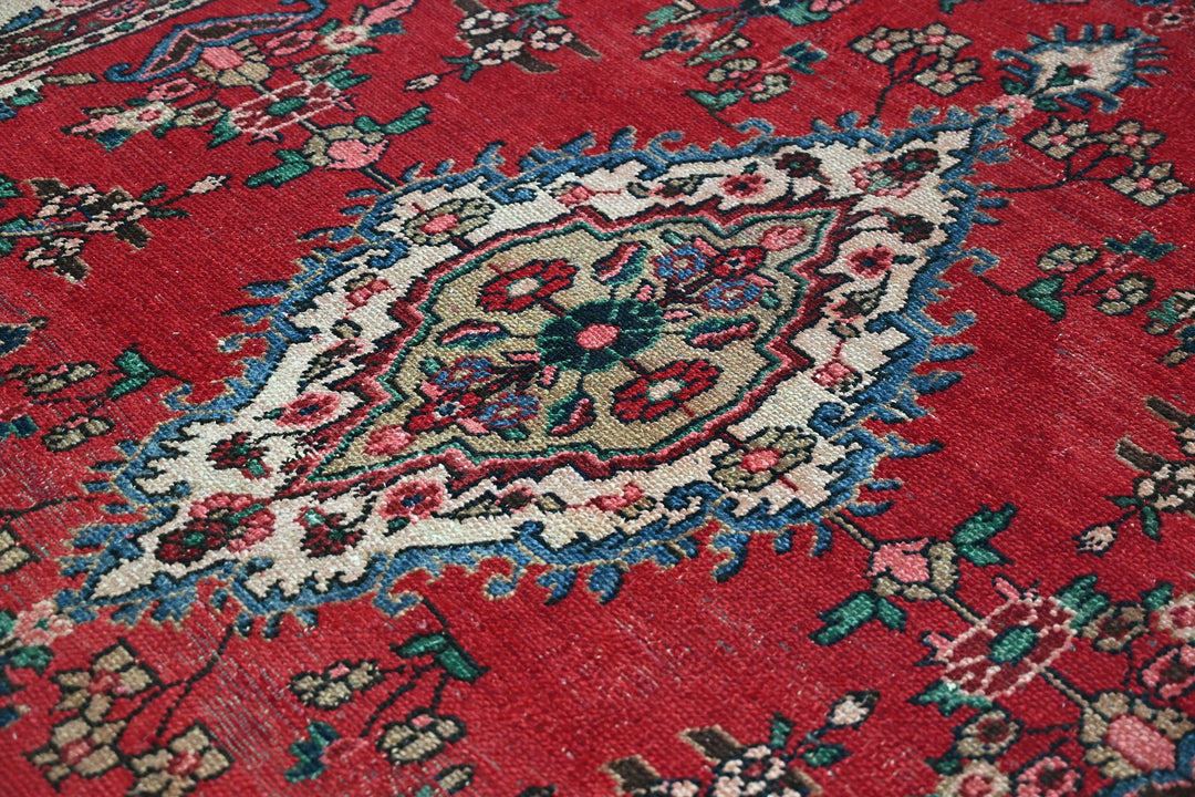 Large rug 6' 9" x 10' 3"