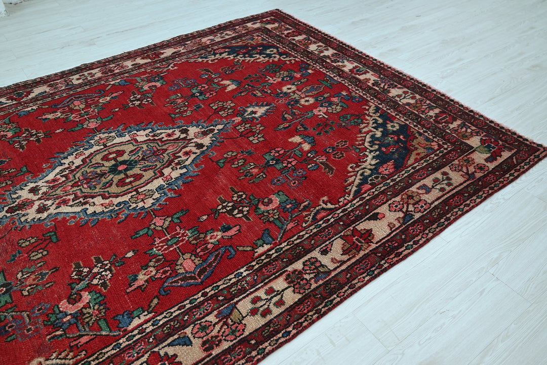 Large rug 6' 9" x 10' 3"
