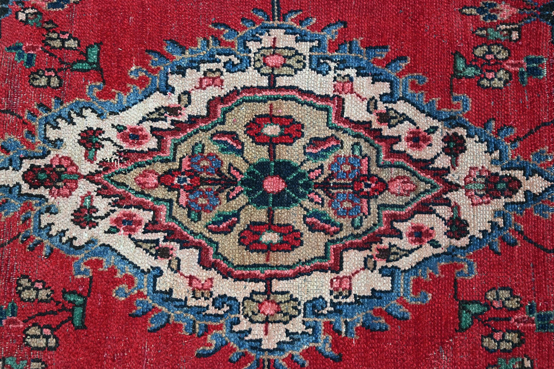 Large rug 6' 9" x 10' 3"