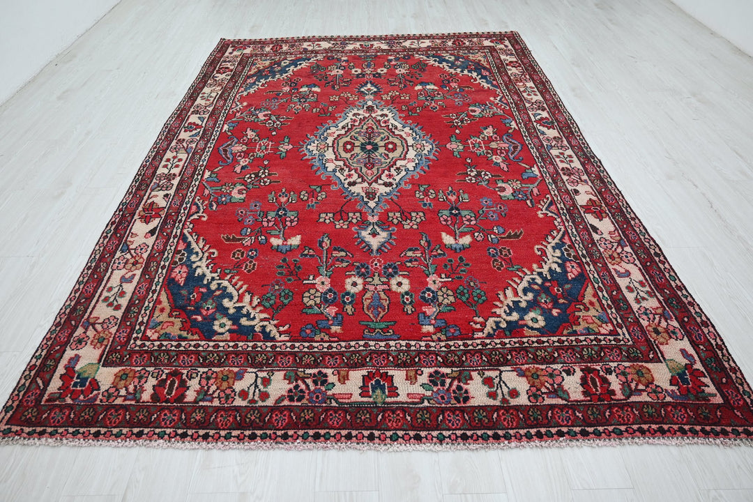 Large rug 6' 9" x 10' 3"