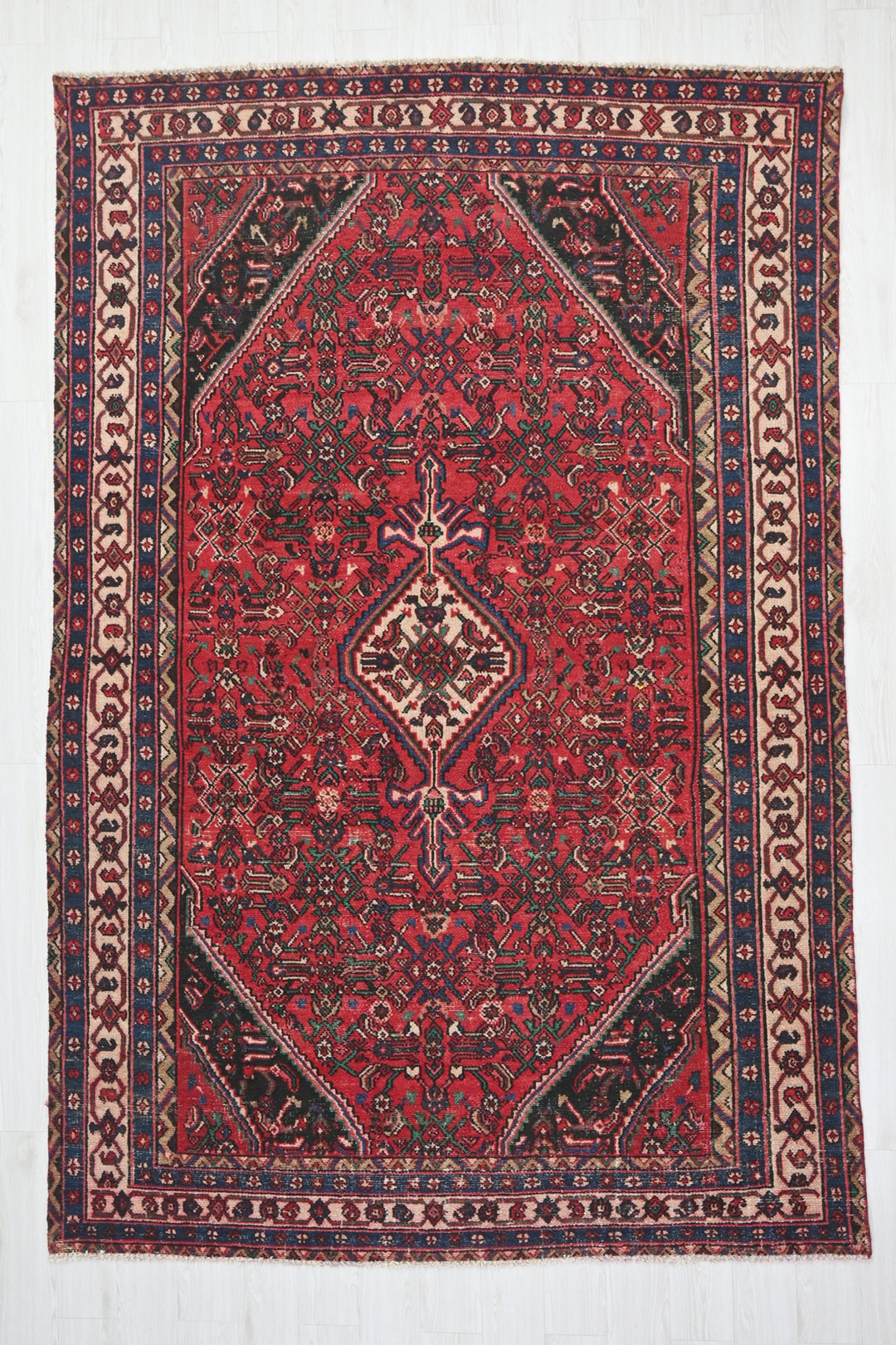 Large rug 6' 7" x 9' 7"
