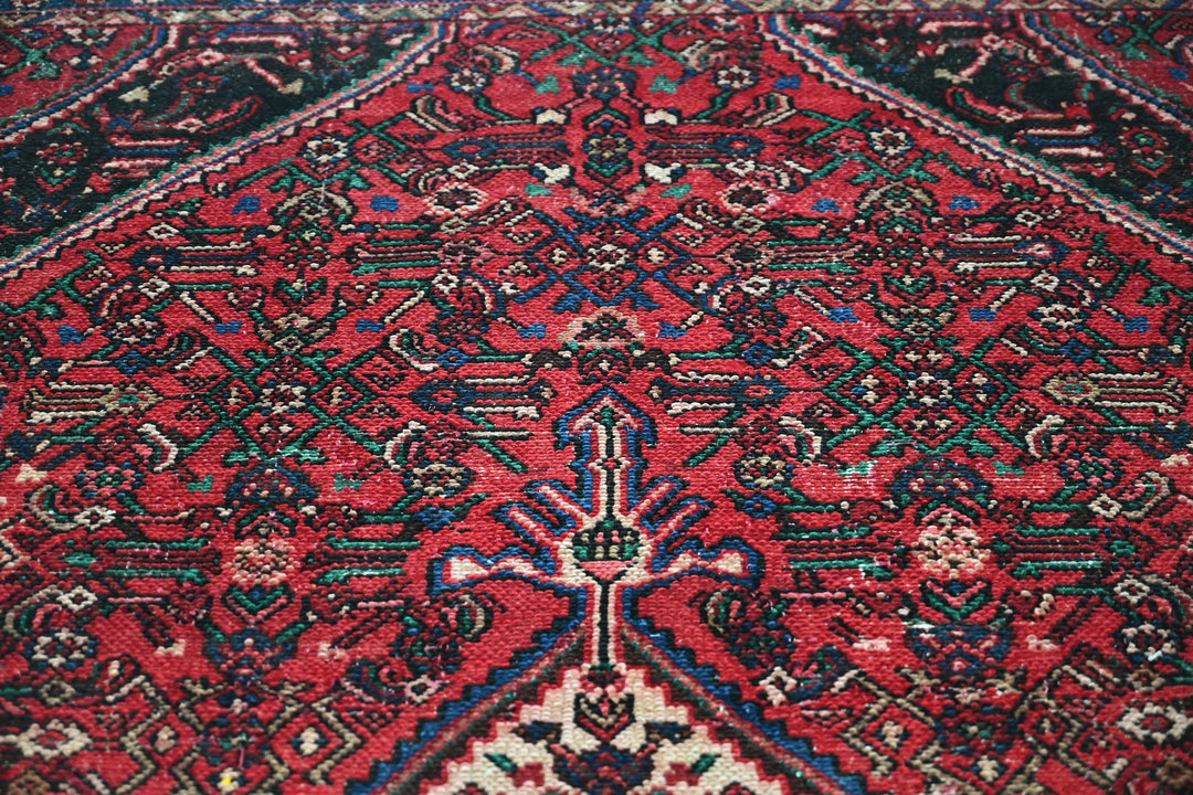 Large rug 6' 7" x 9' 7"