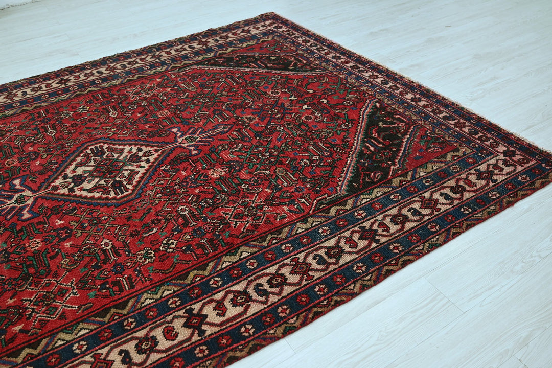Large rug 6' 7" x 9' 7"