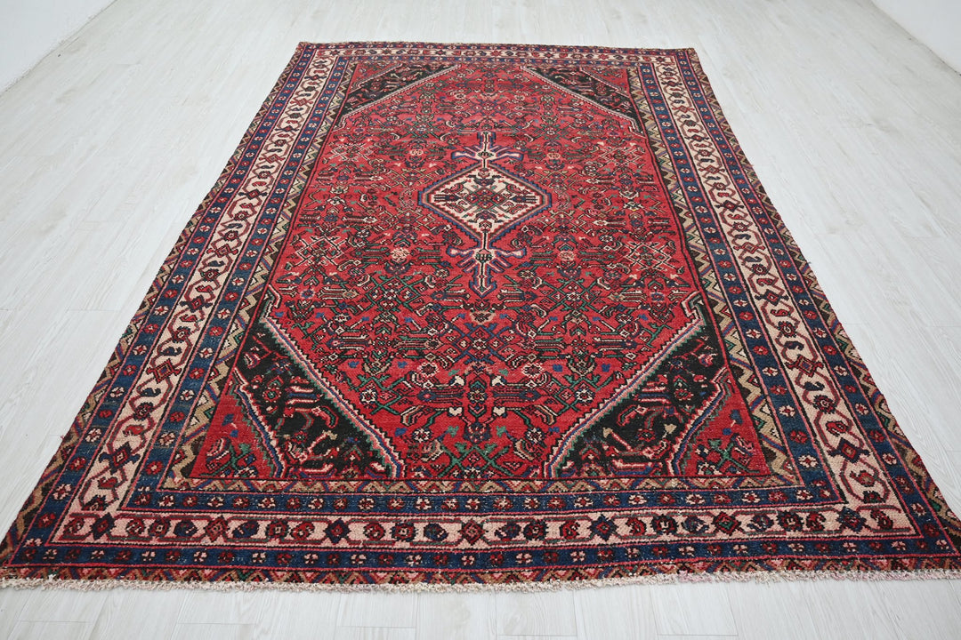 Large rug 6' 7" x 9' 7"