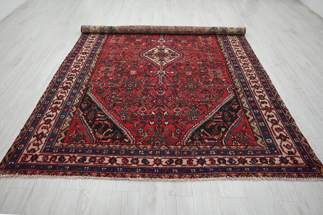 Large rug 6' 7" x 9' 7"