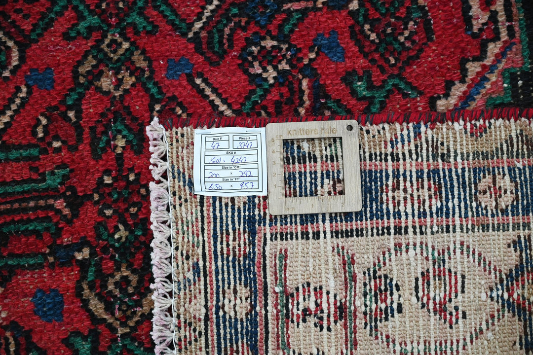 Large rug 6' 7" x 9' 7"