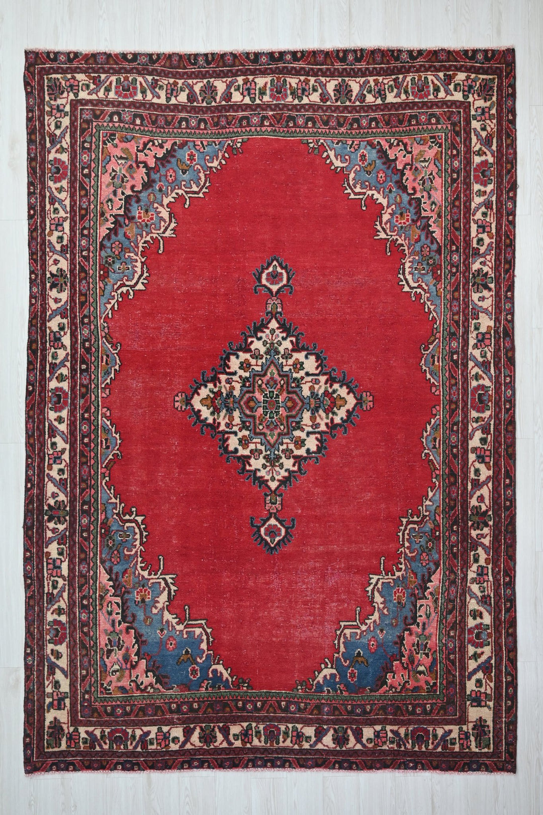 Large rug 6' 10" x 9' 7"