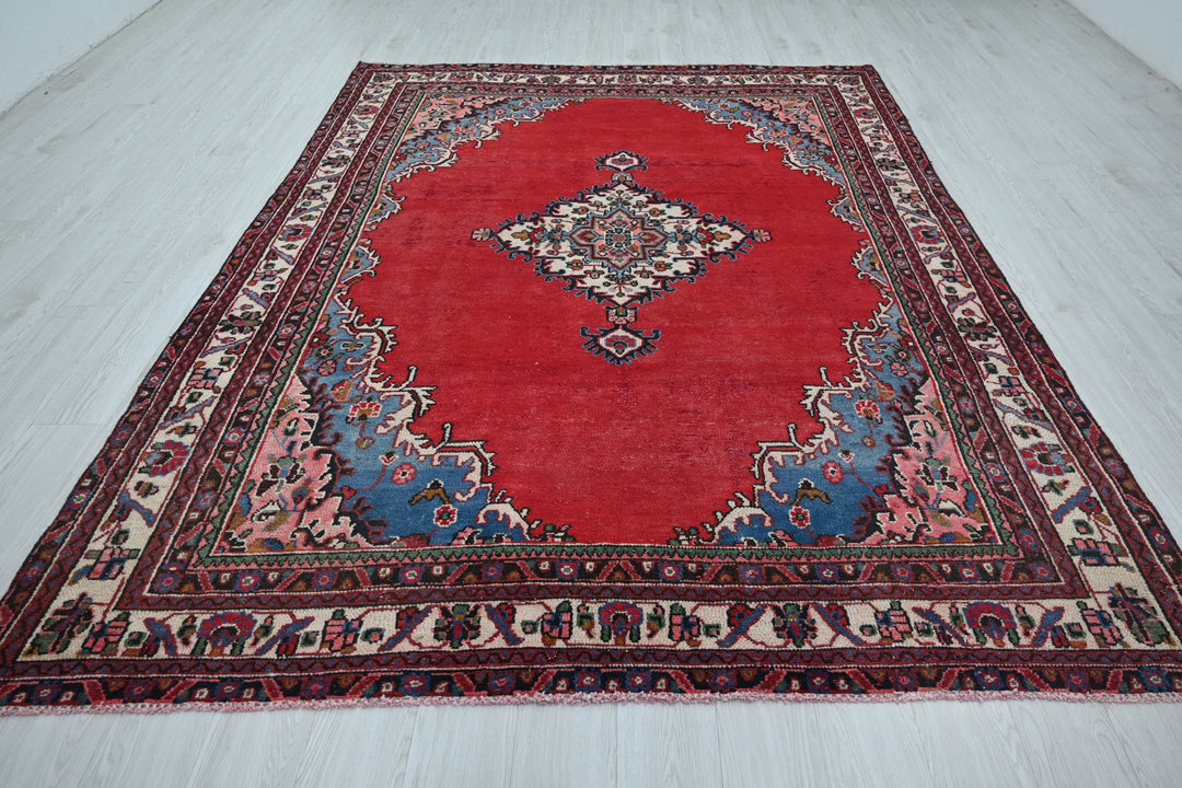 Large rug 6' 10" x 9' 7"
