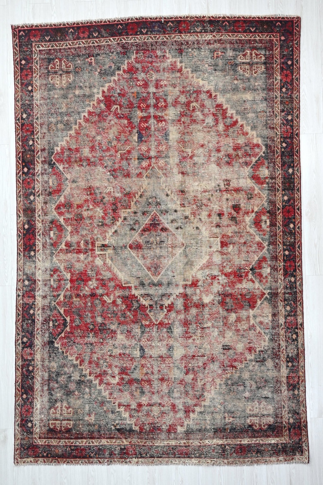 Medium rug 6' 4" x 9' 5"