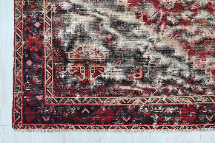 Medium rug 6' 4" x 9' 5"