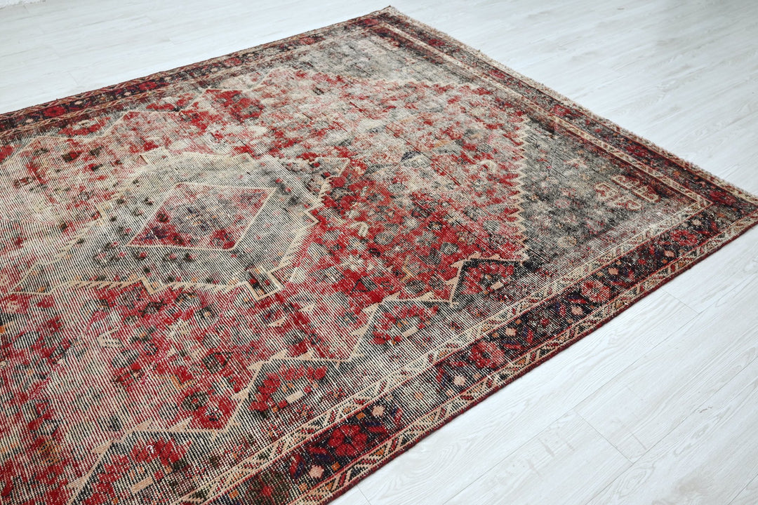 Medium rug 6' 4" x 9' 5"