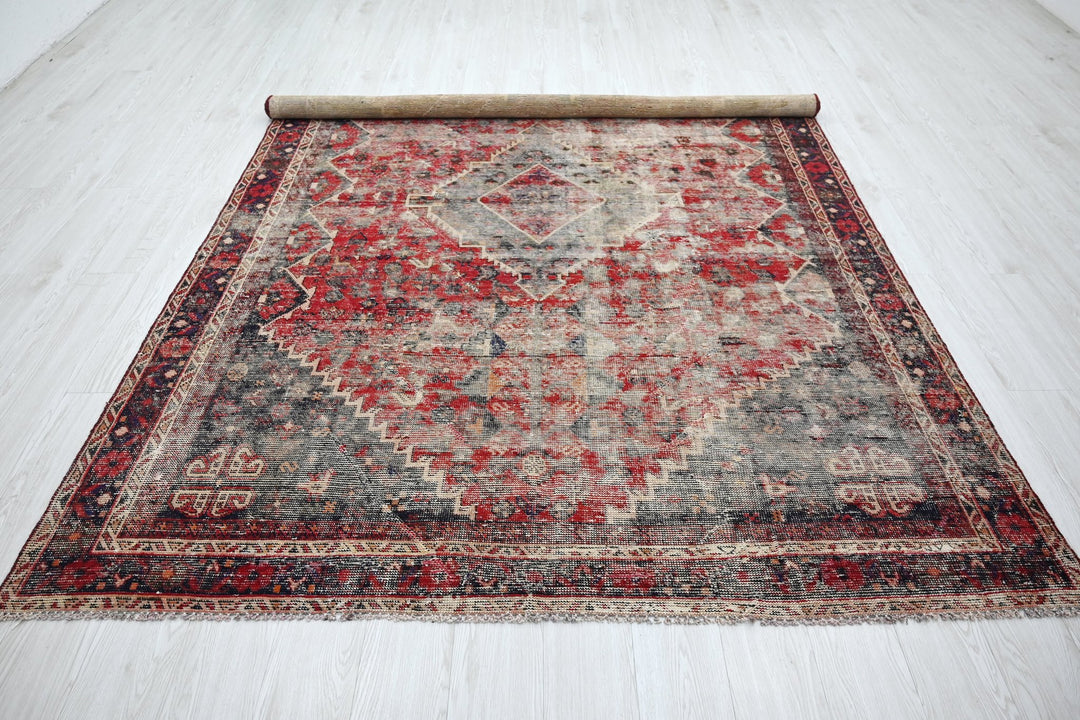Medium rug 6' 4" x 9' 5"