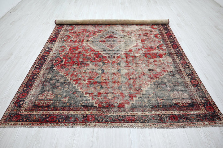 Medium rug 6' 4" x 9' 5"