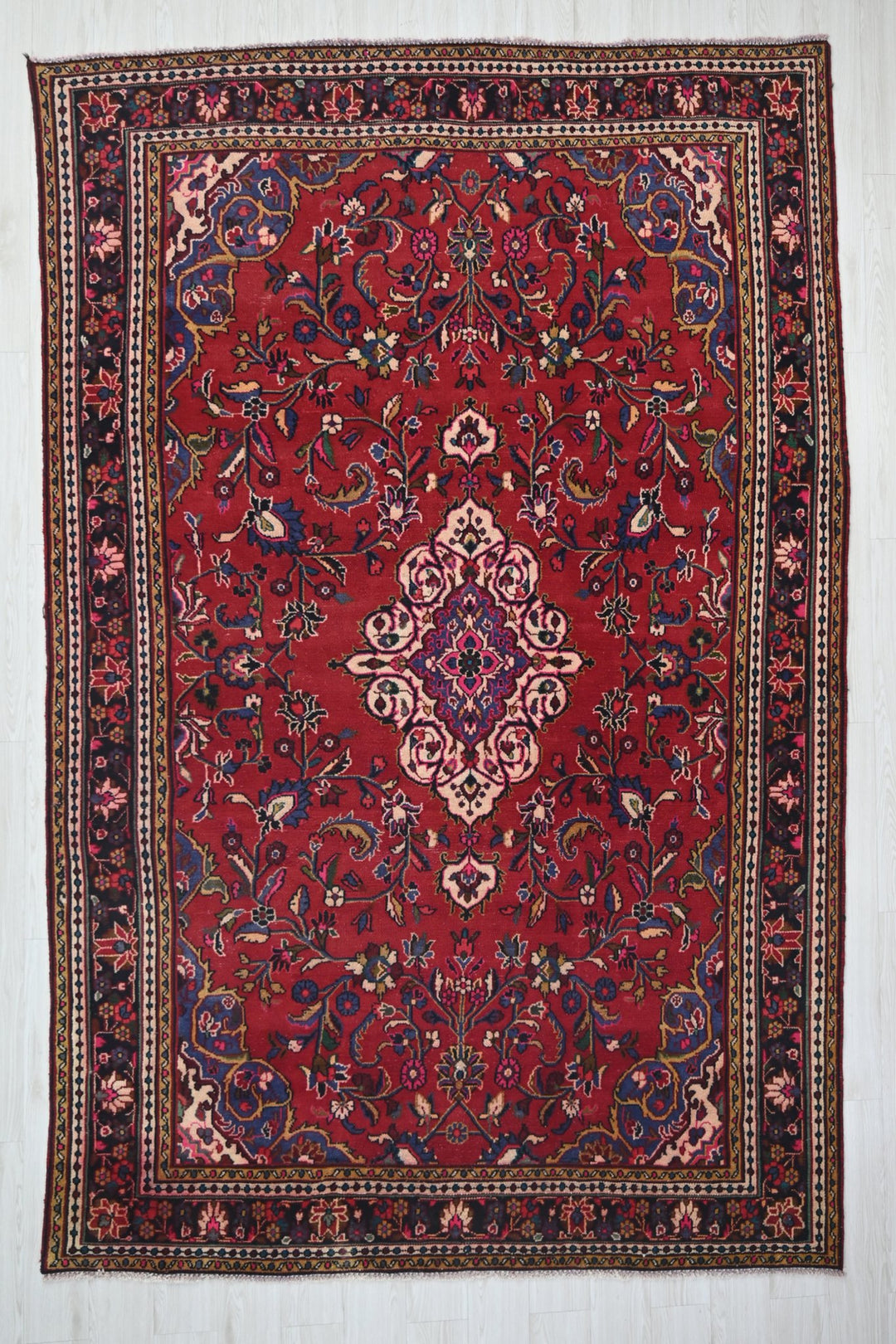 Large rug 6' 7" x 9' 7"