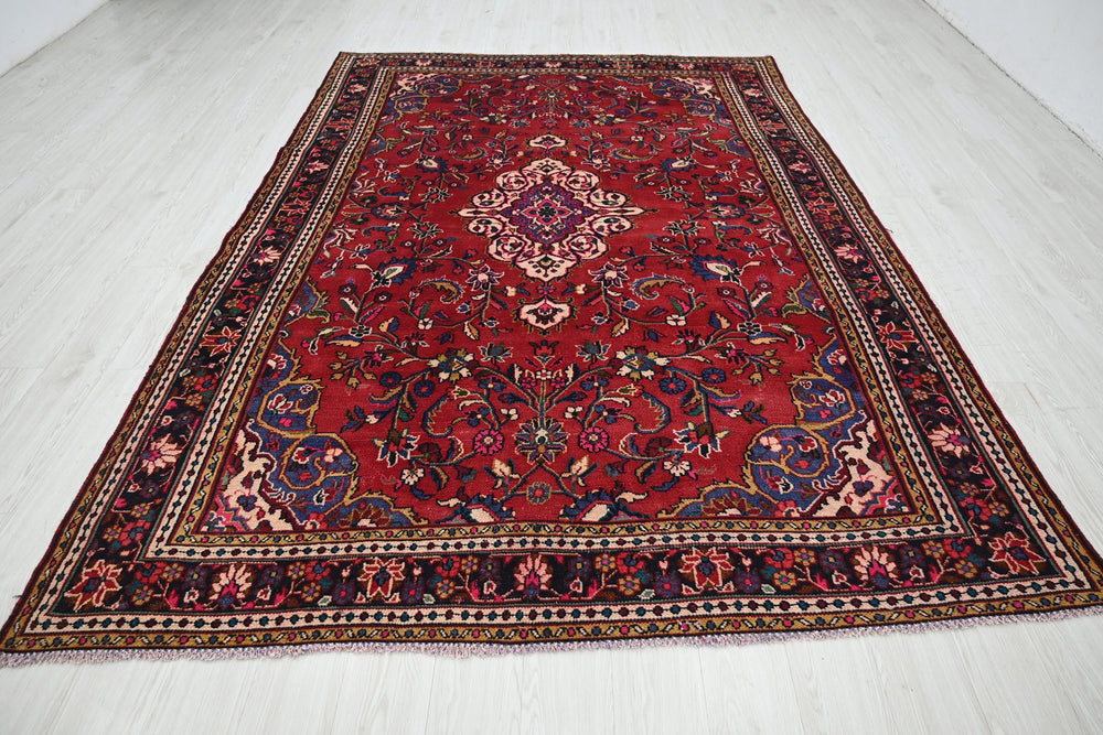 Large rug 6' 7" x 9' 7"