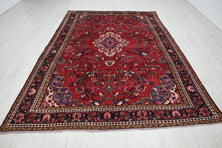 Large rug 6' 7" x 9' 7"