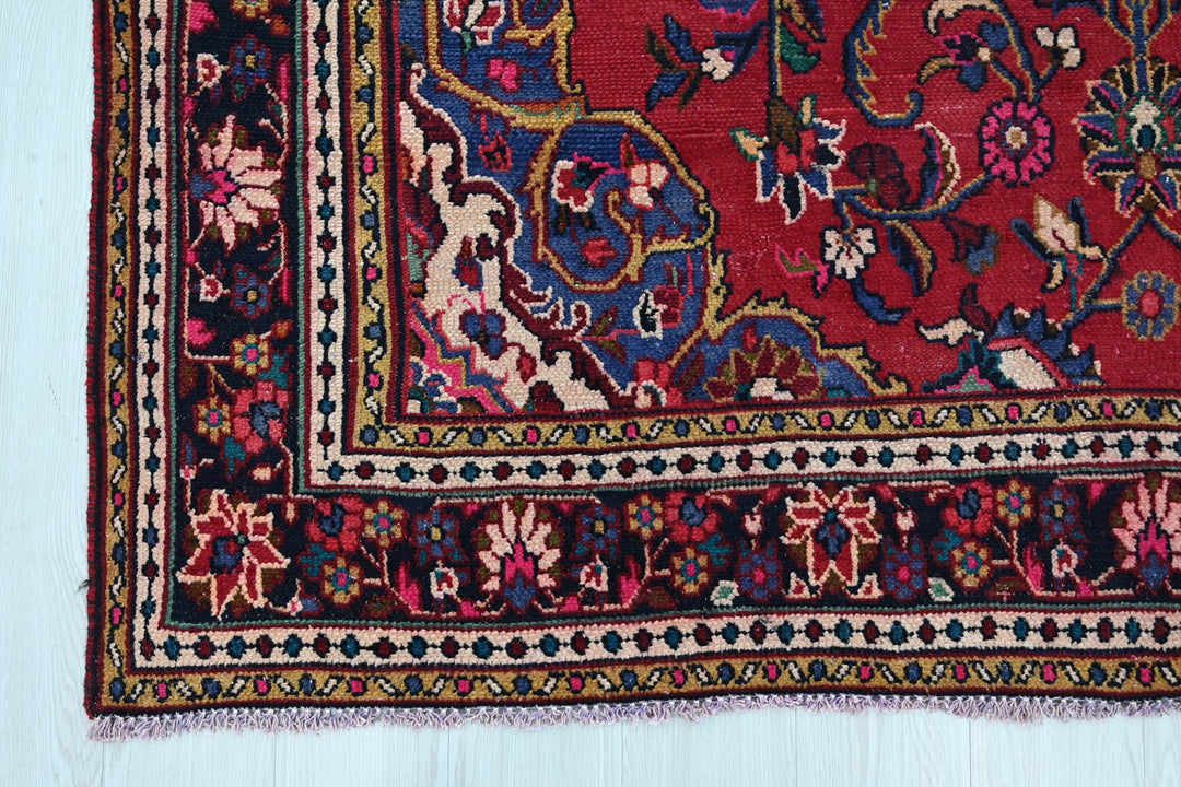 Large rug 6' 7" x 9' 7"