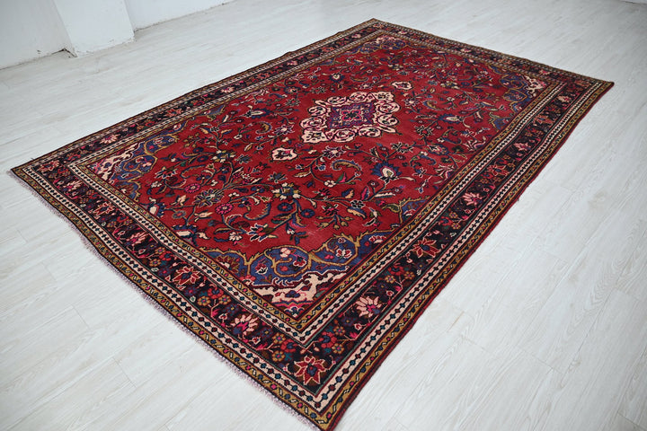 Large rug 6' 7" x 9' 7"