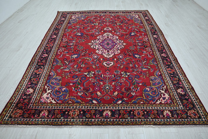 Large rug 6' 7" x 9' 7"