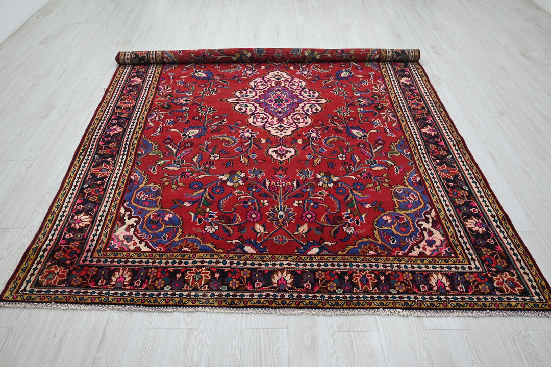 Large rug 6' 7" x 9' 7"