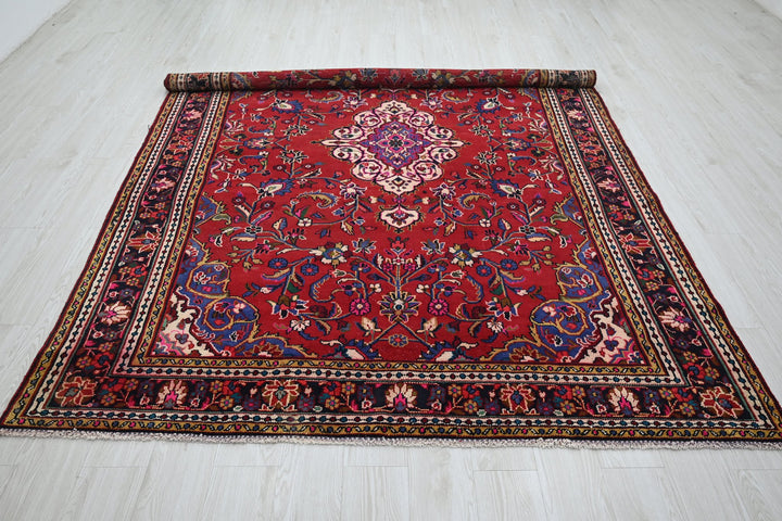 Large rug 6' 7" x 9' 7"
