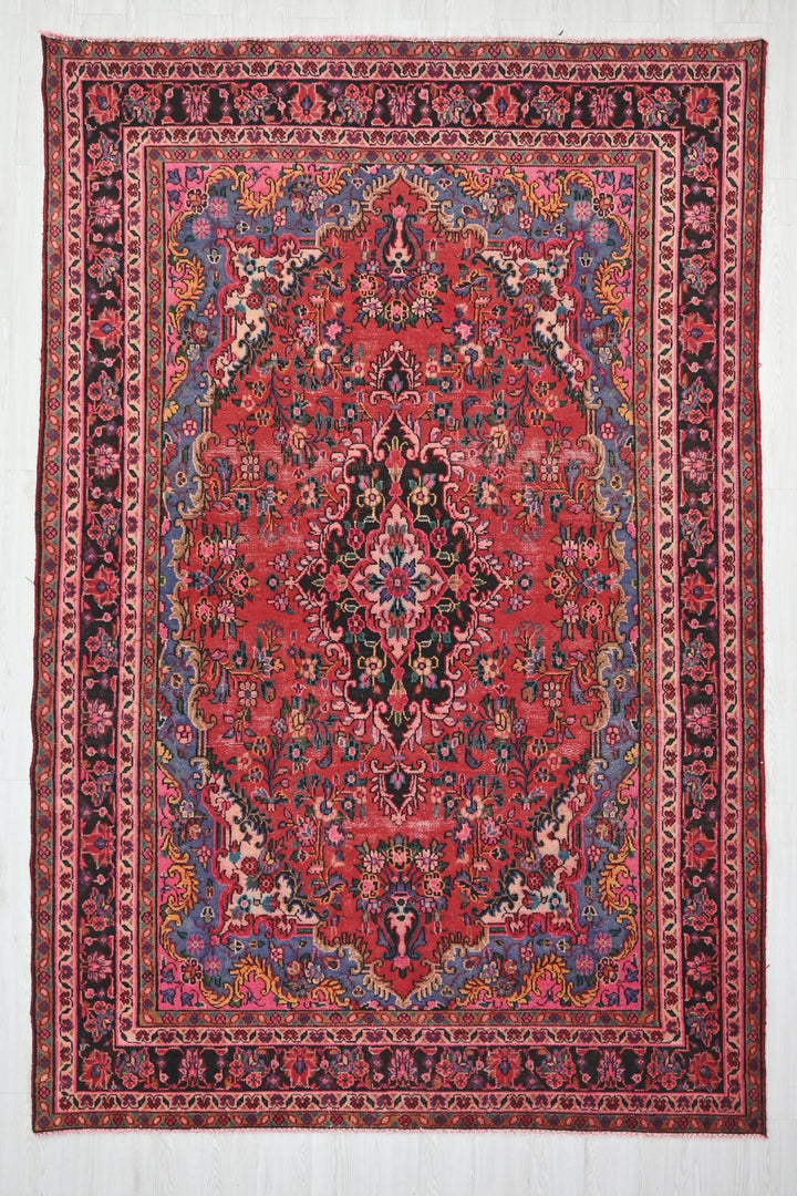 Large rug 6' 9" x 10' 5"