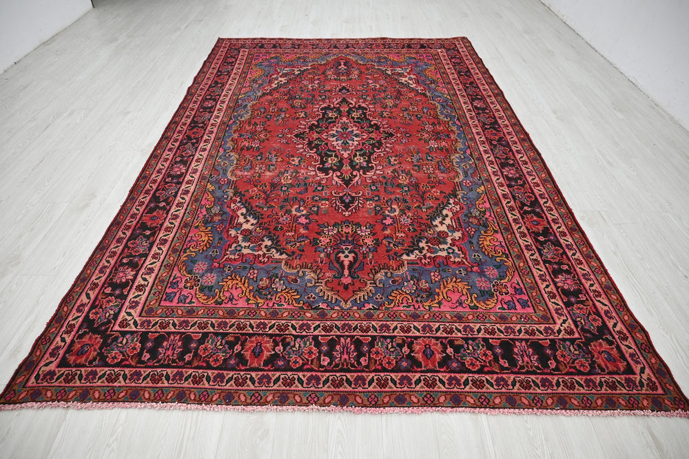 Large rug 6' 9" x 10' 5"